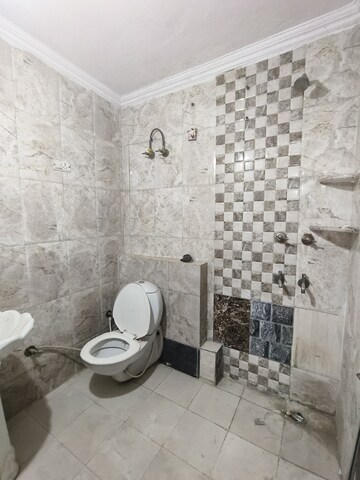 Attached Bathroom in 3 BHK Builder Floor at Dwarka Mor – for Rent