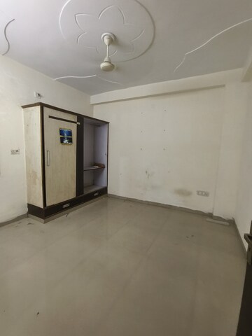 Room in 3 BHK Builder Floor at Dwarka Mor – for Rent