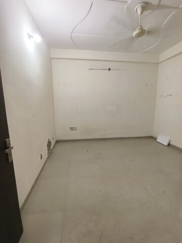 Room in 3 BHK Builder Floor at Dwarka Mor – for Rent