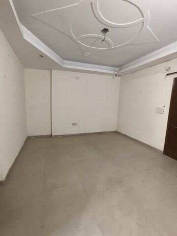 Room in 3 BHK Builder Floor at Dwarka Mor – for Rent