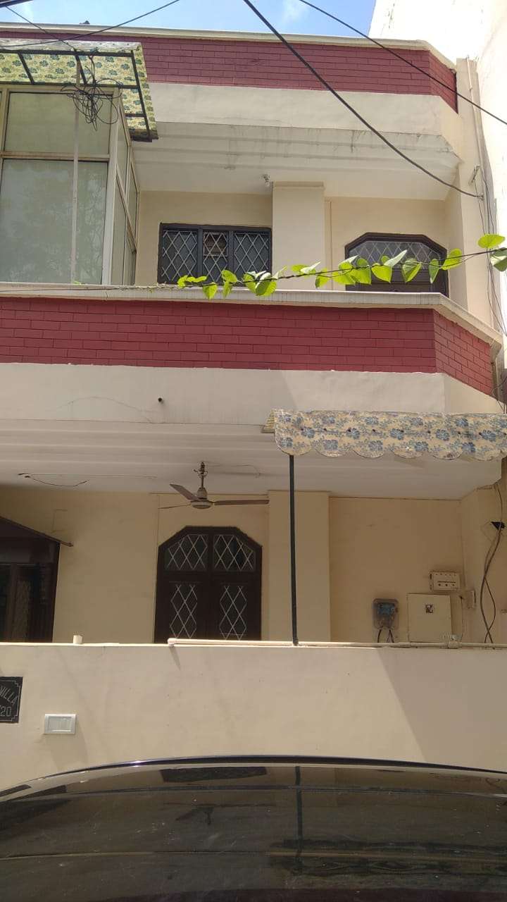 6+ Bedroom 300 Sq.Yd. Independent House in Sector 33 Noida