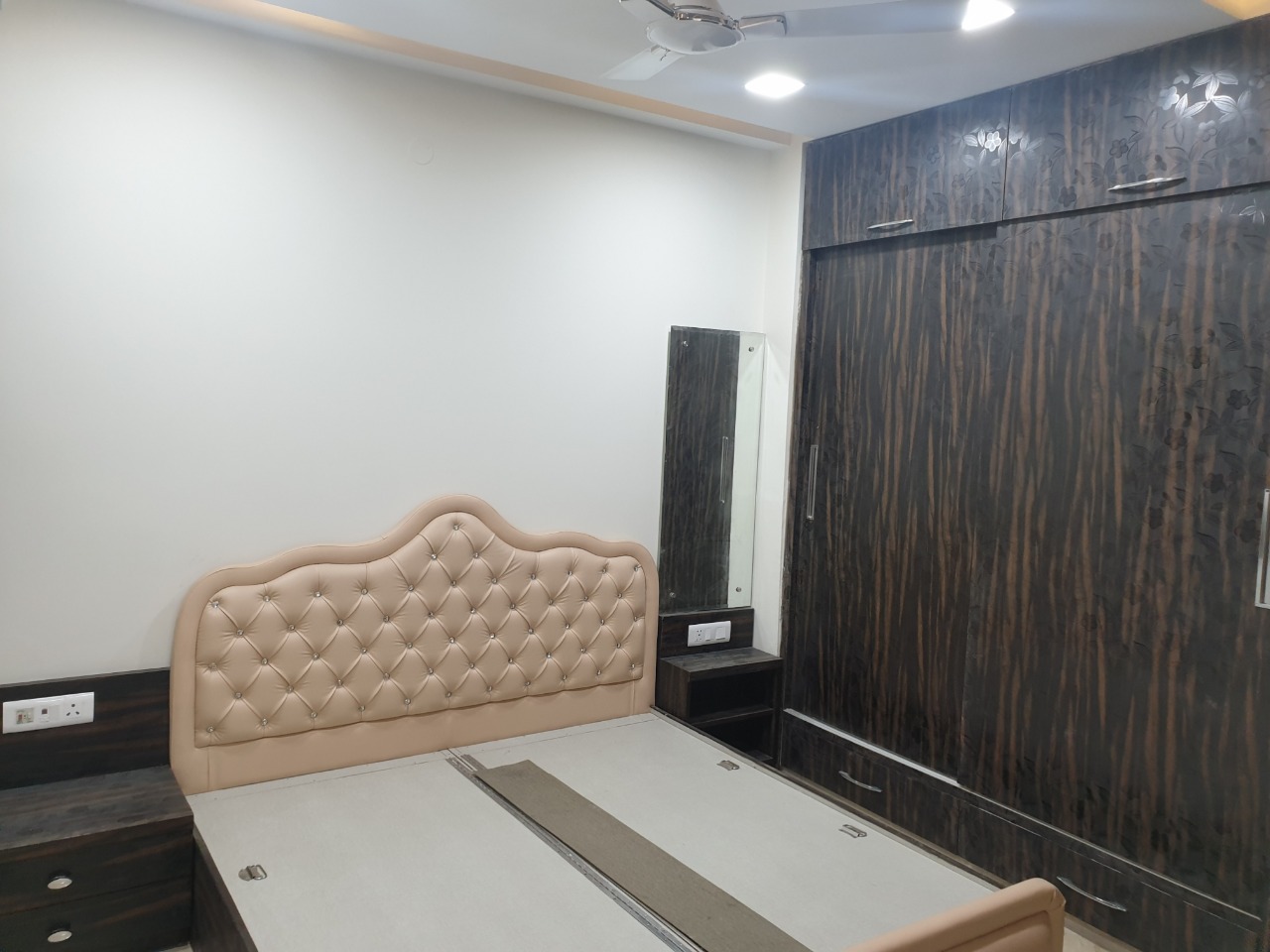 Rental 6 Bedroom 4500 Sq.Ft. Builder Floor in Shalimar Bagh Delhi 5958841