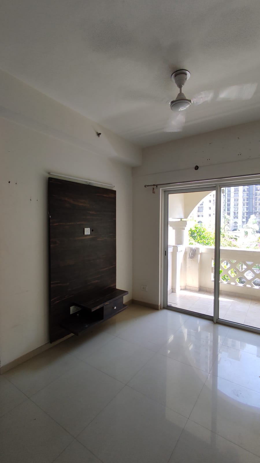 Rental 3 Bedroom 1700 Sq.Ft. Apartment in DLF Capital Greens Phase I