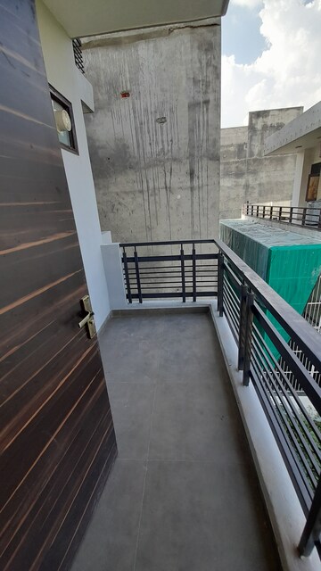 Balcony in 1 BHK Builder Floor at Sector 43 – for Rent