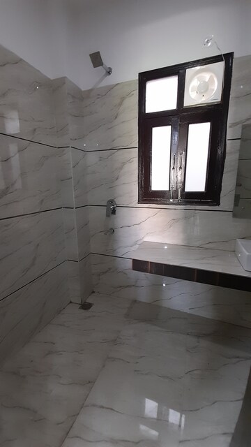 Bathroom in 1 BHK Builder Floor at Sector 43 – for Rent