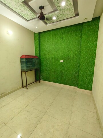Room in 3 BHK Builder Floor at Dwarka Mor – for Rent