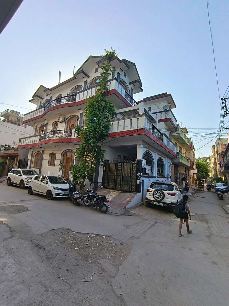 4 Bedroom 200 Sq.Yd. Independent House in Madanpuri Gurgaon