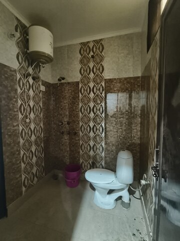 Attached Bathroom in 3 BHK Builder Floor at Dwarka Mor – for Rent