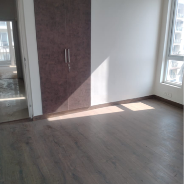 Room in 3 BHK Apartment at Emaar Palm Hills, Sector 77 – for Rent