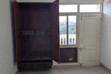 Room in 3 BHK Apartment at Samiah Melrose Avenue, Vrindavan Yojna – for Rent