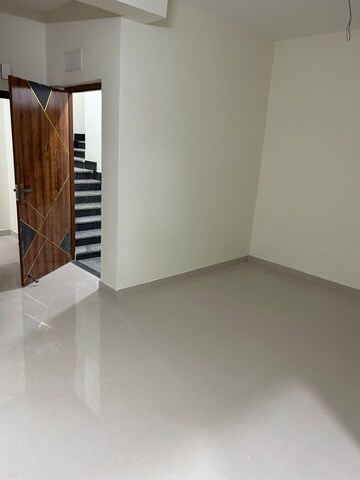 Room in 3 BHK Apartment at Alkapoor – for Rent
