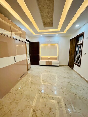 Room in 4 BHK Builder Floor at Dwarka Mor – for Sale