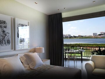 Bedroom in 4 BHK Apartment at Embassy Oasis, Frazer Town – for Sale