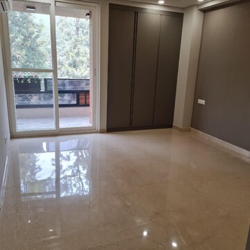 Room in 4 BHK Builder Floor at Ansal Esencia-Mulberry Homes, Sector 67 – for Rent