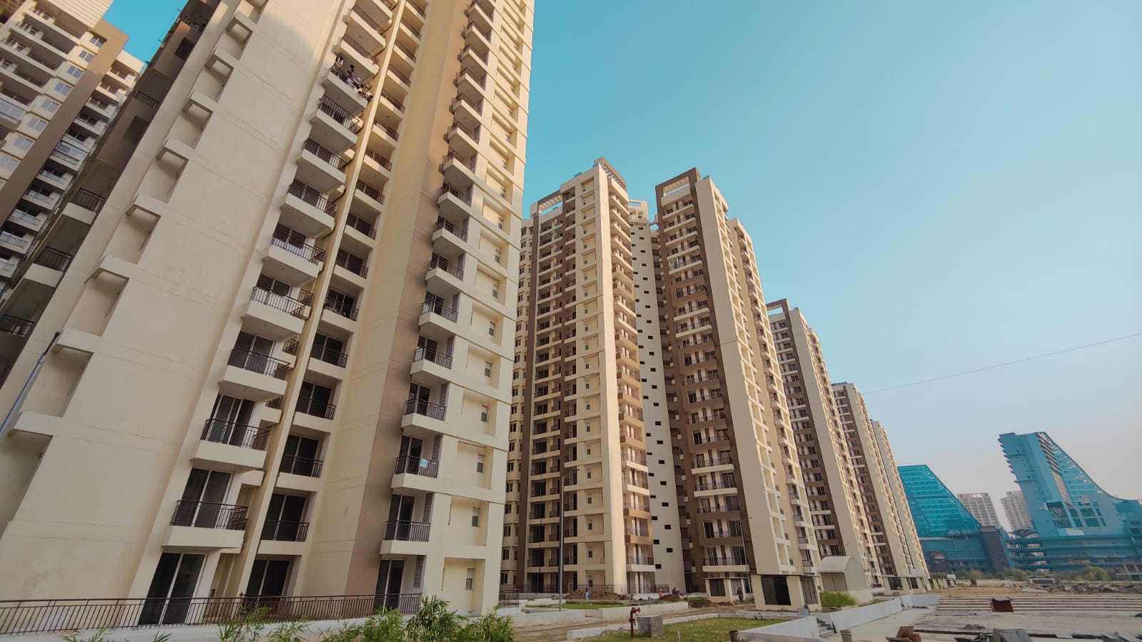 Rental 2 Bedroom 1100 Sq.Ft. Apartment in Amrapali Golf Homes, Sector 4, Greater Noida Greater