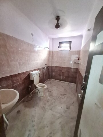 Attached Bathroom in 3 BHK Builder Floor at Dwarka Mor – for Rent