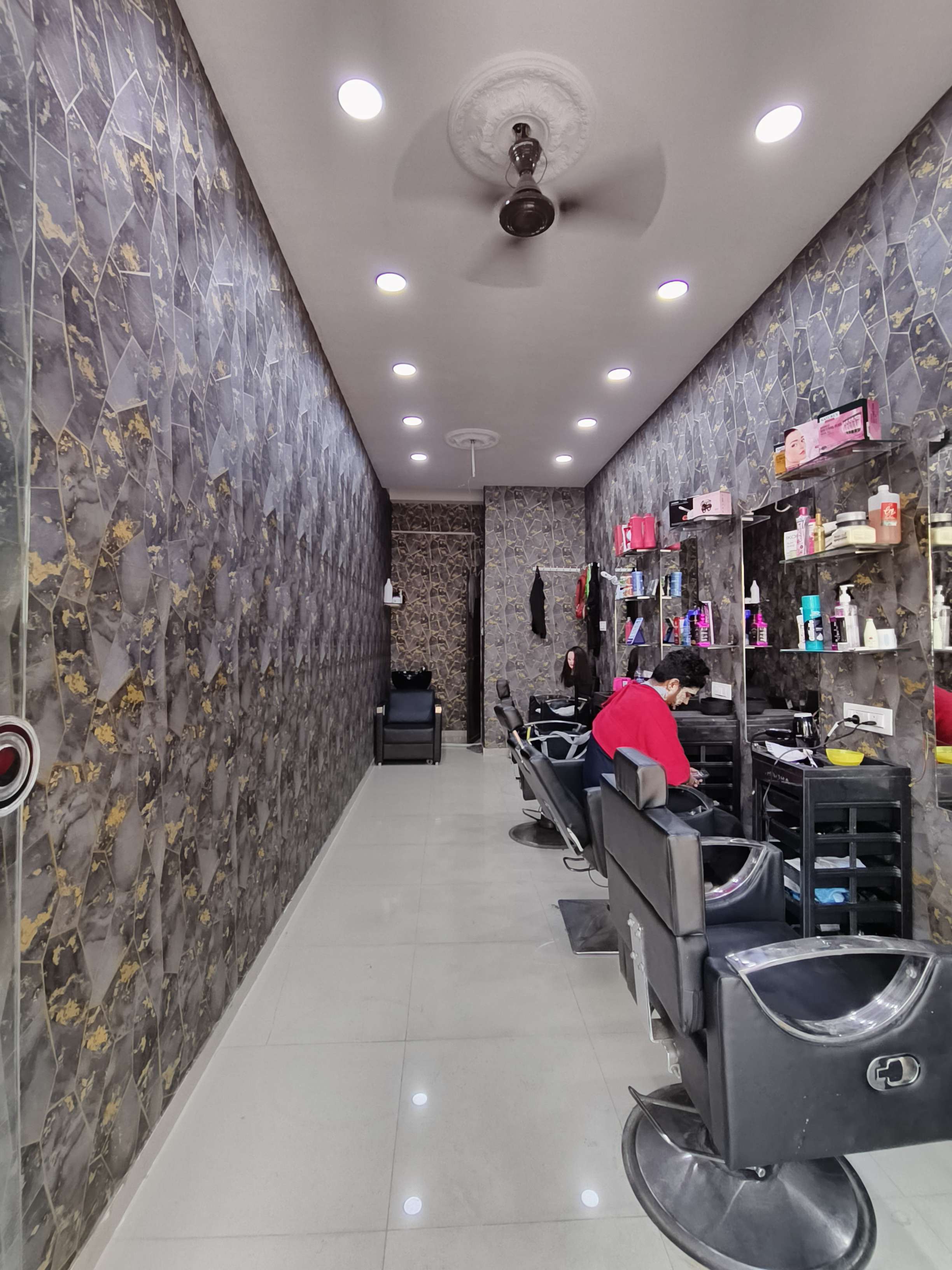 Rental Commercial Shop 180 Sq.Ft. in Yari Road Mumbai 6069114