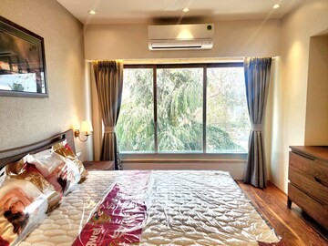 Bedroom in 4 BHK Apartment at Juhu – for Rent