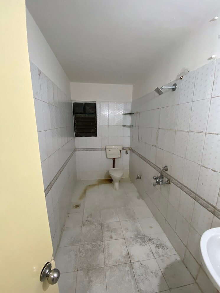 Bathroom, goel-ganga-hill-mist-garden 2 Bedroom 900 Sq.Ft. Apartment In Kondhwa Pune 6087642
