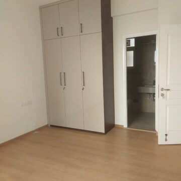 Room in 3 BHK Apartment at AIPL Zen Residences, Sector 70a – for Rent