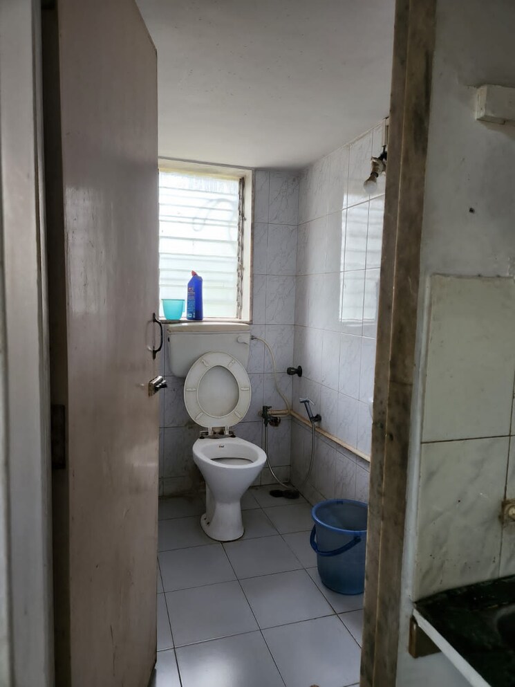 Bathroom, old-sonal-industrial-estate Commercial Office Space 350 Sq.Ft. In Malad West Mumbai 6114274