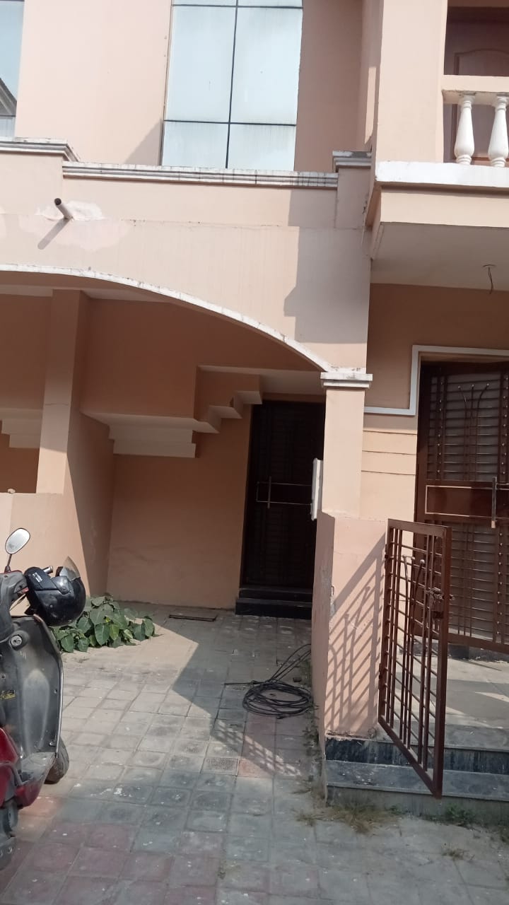 Rental 3.5 Bedroom 1824 Sq.Ft. Villa in Amrapali Leisure Valley, Noida