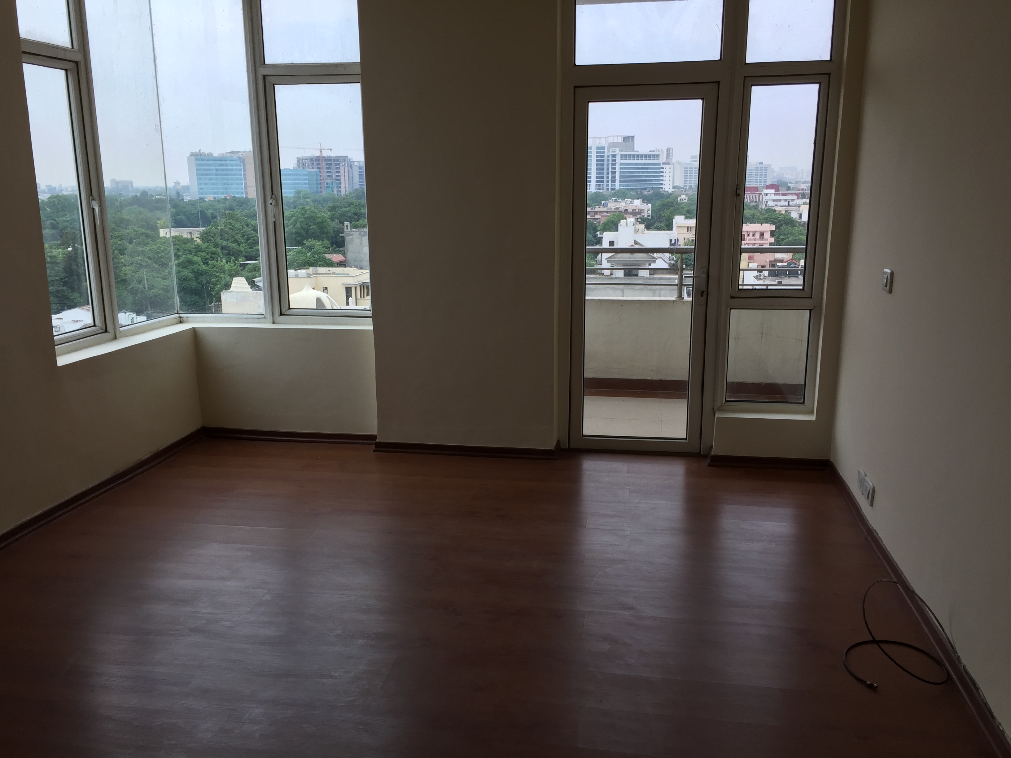 Rental 3 Bedroom 2350 Sq.Ft. Apartment in Raheja Atlantis, Sector 31