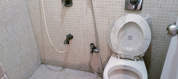 Bathroom, yari road 3 Bedroom 1450 Sq.Ft. Apartment In Yari Road Mumbai 6138792