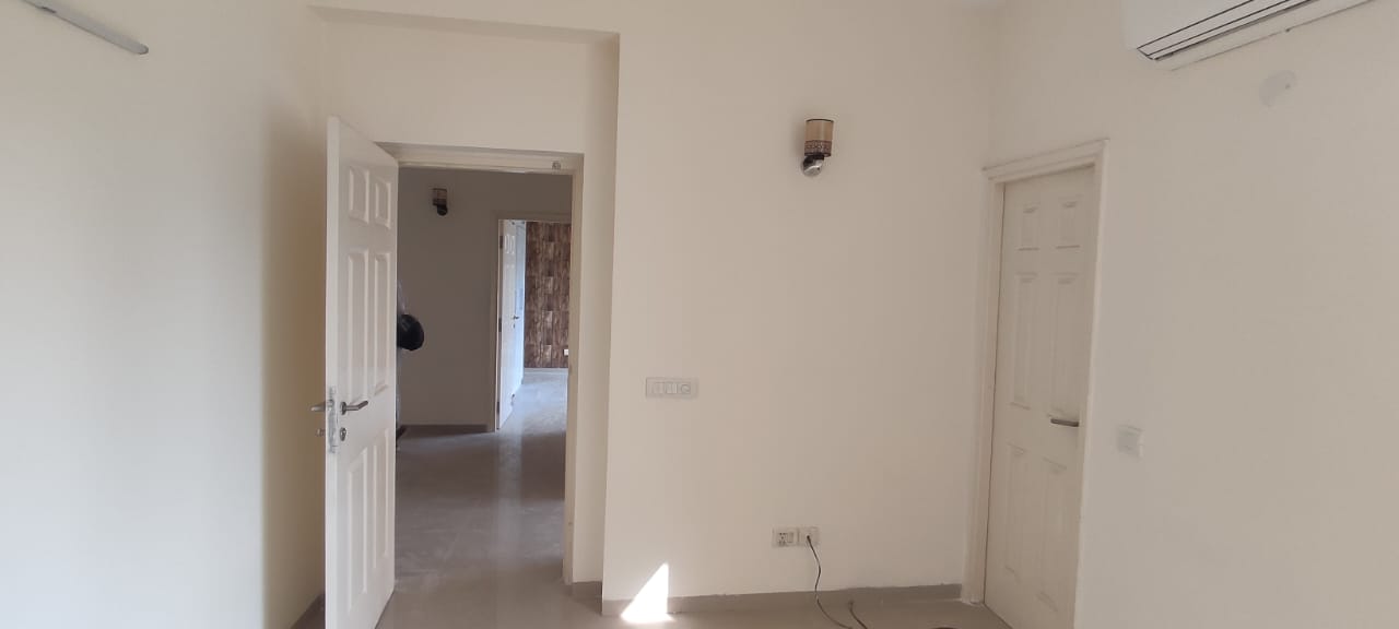 Rental 4 Bedroom 2500 Sq.Ft. Apartment in Emaar MGF Emerald Hills