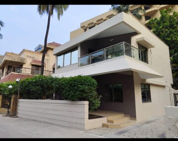 Staircase in 3 BHK Villa at Juhu – for Rent