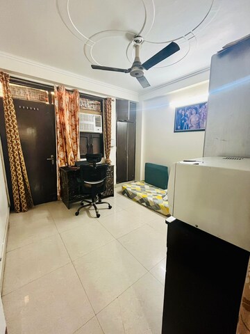 Room in 3 BHK Builder Floor at Dwarka Mor – for Rent