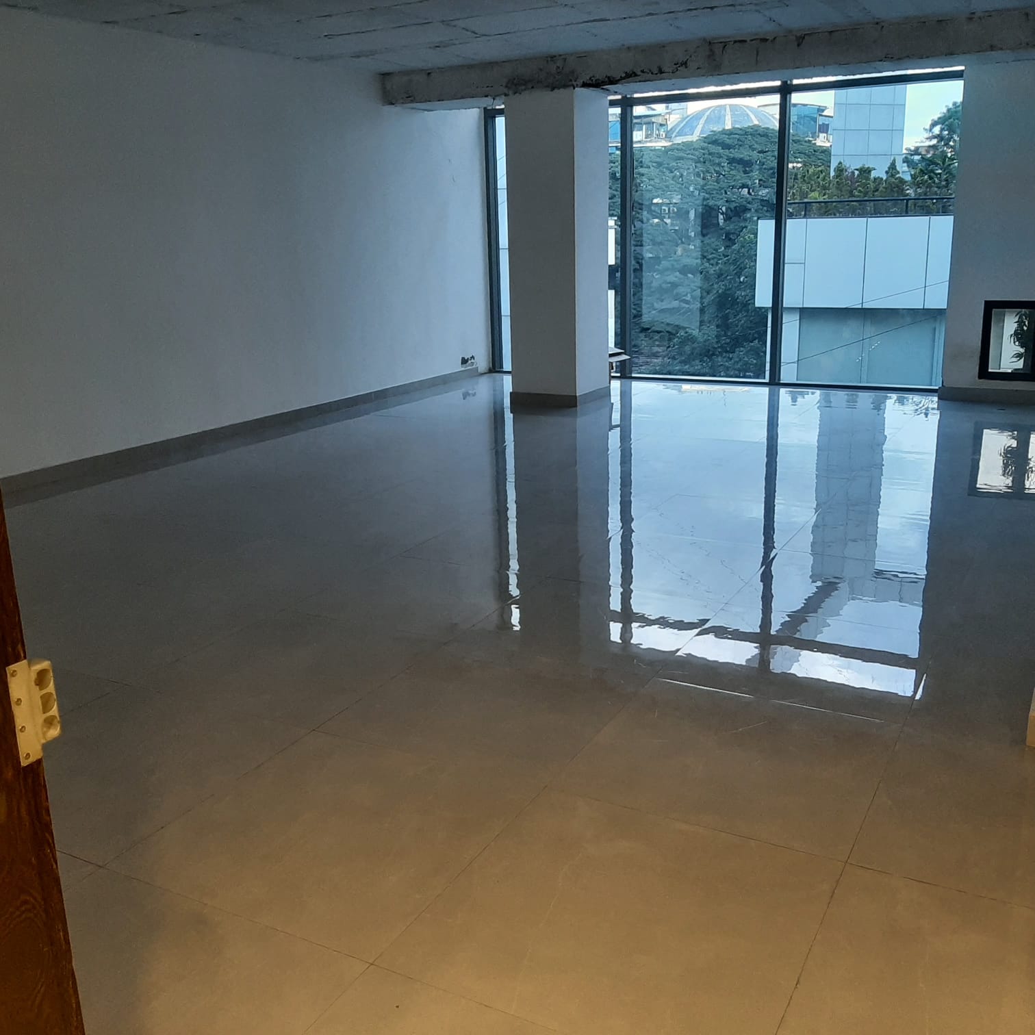 Resale Commercial Office Space 1100 Sq.Ft. in Cunningham Road Bangalore