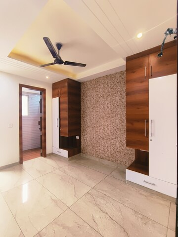 Room in 3 BHK Builder Floor at Dwarka Mor – for Sale
