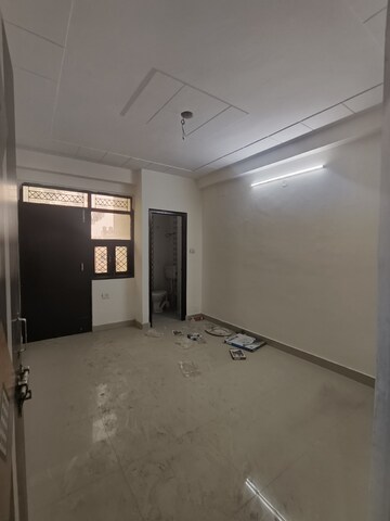 Room in 3 BHK Builder Floor at Dwarka Mor – for Rent