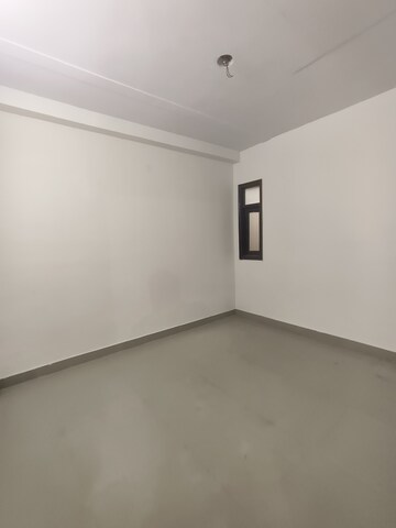 Room in 3 BHK Builder Floor at Dwarka Mor – for Rent