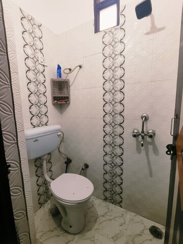 Attached Bathroom in 2 BHK Builder Floor at Dwarka Mor – for Rent