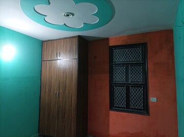Room in 3 BHK Builder Floor at Dwarka Mor – for Rent