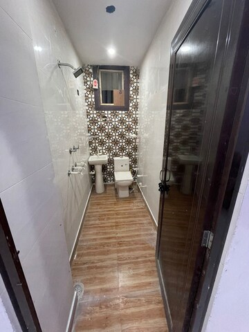 Attached Bathroom in 3 BHK Builder Floor at Dwarka Mor – for Rent