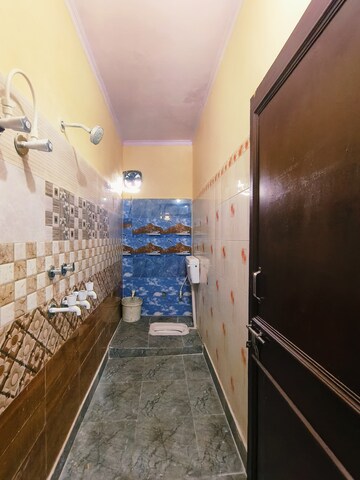 Attached Bathroom in 1 BHK Builder Floor at Dwarka Mor – for Rent