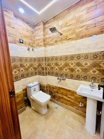 Attached Bathroom in 3 BHK Builder Floor at Uttam Nagar – for Rent