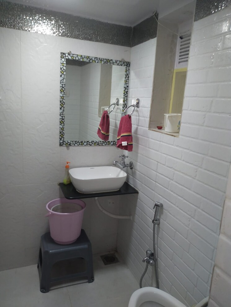 Bathroom, juhu versova link road 3 Bedroom 1400 Sq.Ft. Apartment In Juhu Versova Link Road Mumbai 6151997