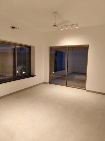 3 BHK Villa – Garden View at Juhu - for Rent