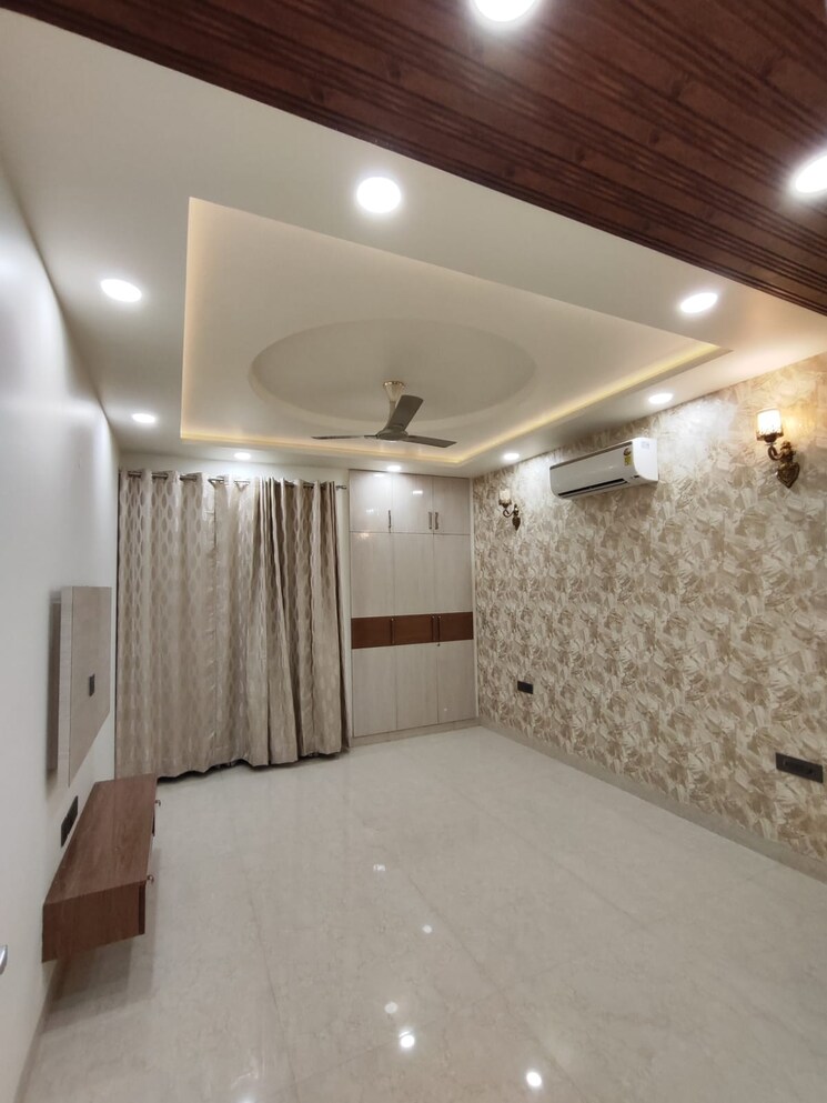 Bedroom, sector 88 4 Bedroom 300 Sq.Yd. Builder Floor In Sector 88 Faridabad 6154799