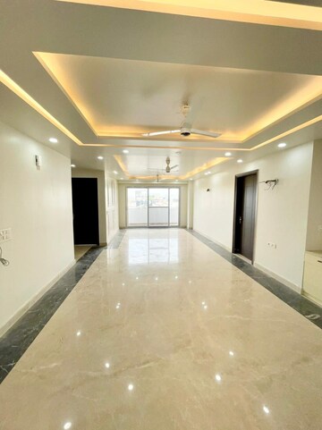 Building Lobby in 4 BHK Apartment at DLF Trinity Towers, Dlf Phase V – for Rent