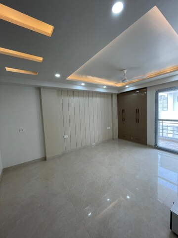 Room in 4 BHK Apartment at DLF Trinity Towers, Dlf Phase V – for Rent