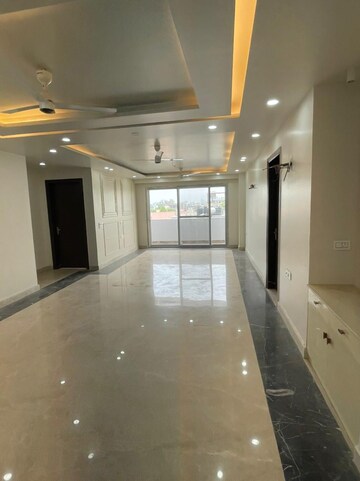 Room in 3.5 BHK Apartment at DLF Park Place, Sector 54 – for Rent