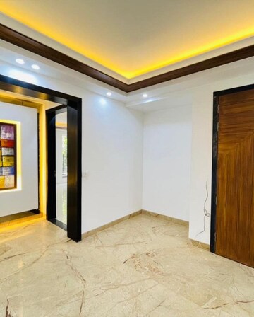 Room in 3.5 BHK Apartment at DLF Park Place, Sector 54 – for Rent