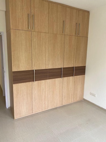 Room in 3.5 BHK Apartment at DLF Park Place, Sector 54 – for Rent