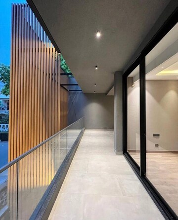 Building Lobby in 3 BHK Builder Floor at DLF City Gurgaon, Sector 27 – for Rent