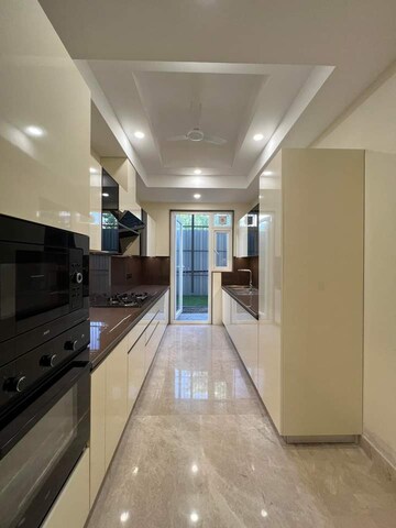 Building Lobby in 3 BHK Builder Floor at Unitech South City 1, Sector 41 – for Sale